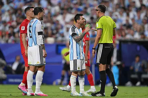 "تحدث معي باحترام".. الكشف عن تفاصيل مشادة ميسي مع حكم مباراة سويسرا